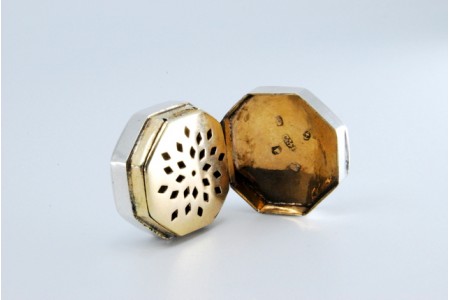 Caixa de Vinagrete em prata e ouro de forma de hexagonale lisa em ambos os lados do período de George III.